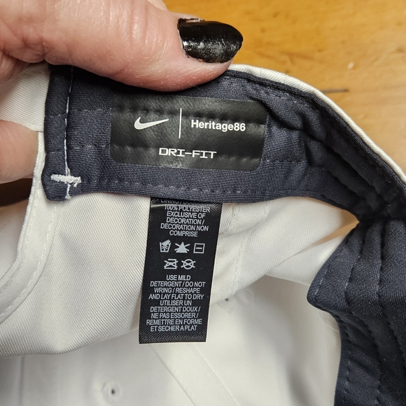 Nike Swoosh Dri-fit Nonstructured White Golf  Cap - Picture 2 of 3